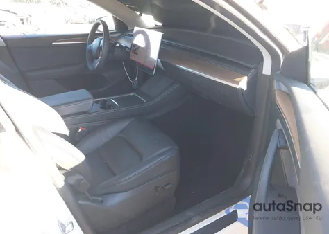 2024 Tesla Model Y Long Range Dual Motor All-Wheel Drive z USA, uszkodzony, nr VIN 7SAYGAEE1RF088907